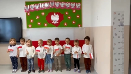 Przedszkolaki śpiewają hymn Polski – piękna lekcja patriotyzmu!