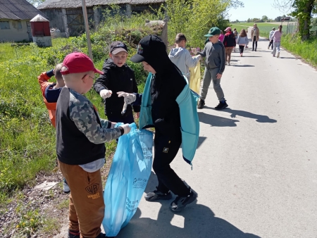 Z okazji Dnia Ziemi porządkujemy okolice naszej Szkoły