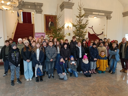 ''NIEWIARYGODNA HISTORIA MAŁEJ S''