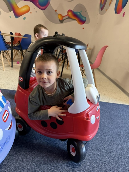 Wycieczka dzieci oddziałów przedszkolnych na salę zabaw 